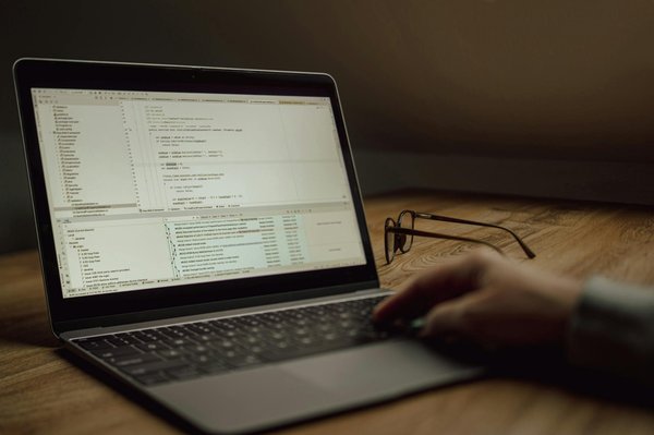 What Are the Essential UK Women's Fashion Trends This Season?